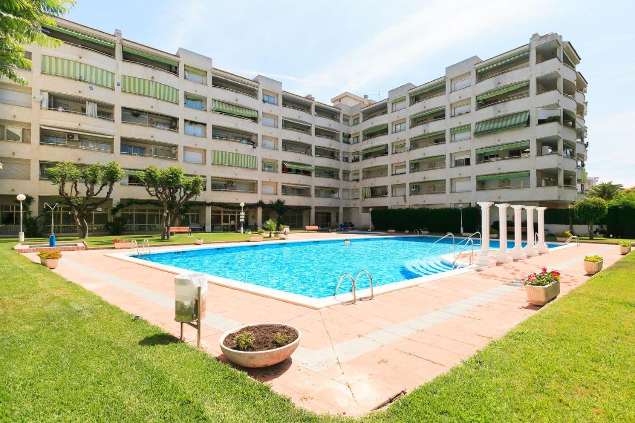 Uhc Marathon Apartments Салоу Екстериор снимка